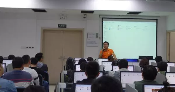 明月迎中秋，奧鵬寄思念