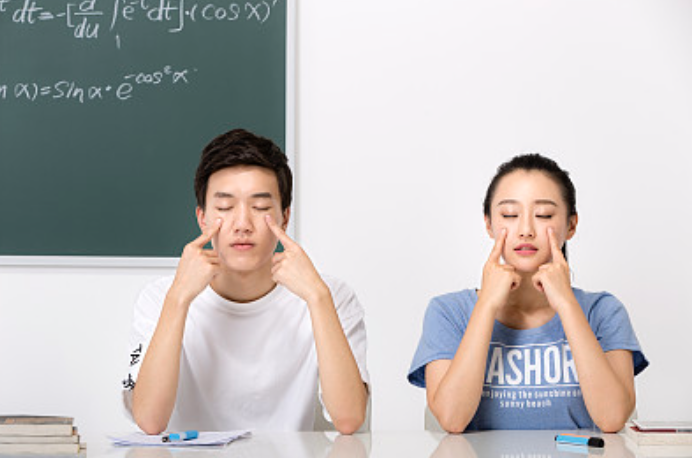 “宅家”一個月，近視一百度？學(xué)習(xí)網(wǎng)課時如何科學(xué)護眼、防控近視，官方專家宣講團來支招啦！ | 特別關(guān)注