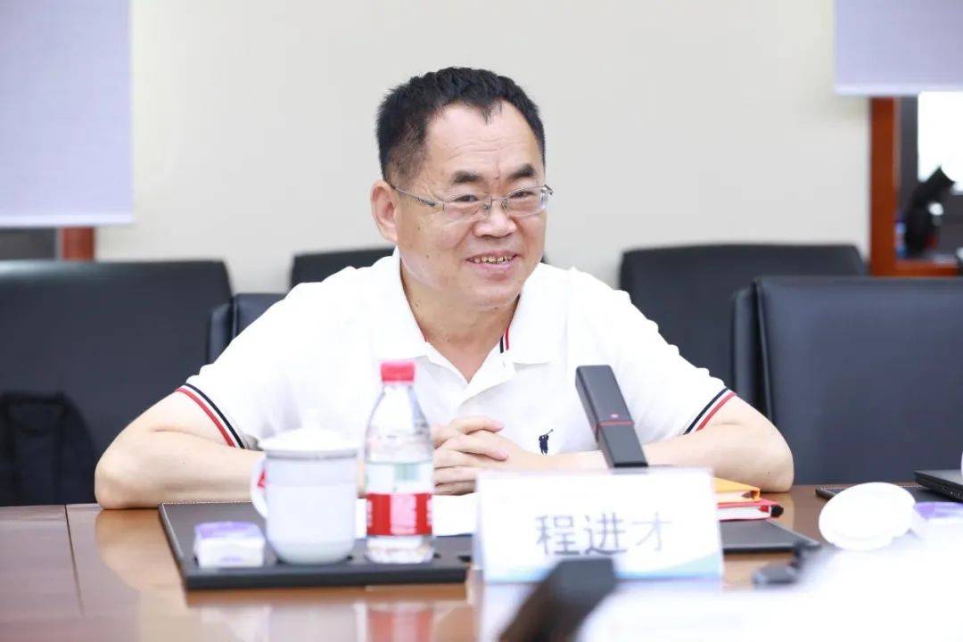 奧鵬教育應(yīng)邀出席數(shù)字時(shí)代教師專業(yè)發(fā)展學(xué)術(shù)圓桌暨《中國教師培訓(xùn)發(fā)展報(bào)告（2021）》發(fā)布會